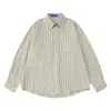 Camisa de manga larga holgada con cuadros finos verde claro y hombros caídos, con bolsillo de parche en el pecho izquierdo, estilo casual y relajado, camisa de cuello ancho extragrande para hombre