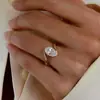 Anillo Abierto de Brazo Retorcido Huevo de Paloma Brillante Comparable al Corte Flor de Hielo para Mujer, Diseño de Nicho, Anillo Simple y de Lujo Ligero