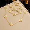 Moda Cruzada Encrustado com Diamante Estrela de Oito Pontas Flor Branca de Acrílico Pingente Conjunto de Joias com Corrente de Aço Inoxidável