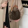 Bolsas de Alta Gama 2026 Nuevo Modelo Bolso Cubo de Lujo Ligero Gran Capacidad Versátil Estampado Retro Bolso de Hombro Cruzado de Moda