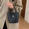 Bolso Pequeño Marrón Maillard Retro para Mujer 2025 Nuevo Otoño e Invierno Más Fácil de Combinar Bolso de Hombro Cruzado Bolso Cubo Portátil