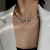 2024 Novo colar de pérolas com laço incrustado de diamantes feminino com corrente de clavícula e design de nicho, corrente de pescoço, calço legal