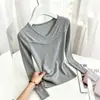 Camiseta de malha cinza de manga longa slim fit para mulheres, verão 2026, gola V, estilo discreto e sofisticado, top chique de alta qualidade