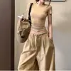 Camiseta cropped estilosa de cor sólida, manga curta, caimento justo, para mulheres, combinada com calças casuais de perna larga com cordão, estilo workwear, um conjunto de duas peças para o verão de 2026