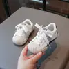 Tenis infantiles con puntera de concha, nuevos zapatos sencillos de estilo coreano para niñas otoño 2026, zapatos para niños pequeños de suela blanda, zapatos casuales con estampado de estrellas, modernos