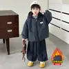 Conjunto de Outono e Inverno para Meninos 2026 Novo Estilo Infantil Bonito Fashionável Roupas Engrossadas Conjunto de Duas Peças Quente de Inverno para Bebê Menino