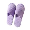 Pantuflas desechables de hotel, rayadas de forro polar de coral, antideslizantes, engrosadas, para uso en hoteles, casas de huéspedes y hogares, venta al por mayor desde el fabricante