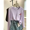 Camiseta feminina de gola redonda, com estampa de floco de neve, fina e de manga longa, apresentando um design único e estiloso, versátil como camada base, perfeita para o outono de 2026.