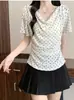 Camiseta corta de manga corta con lunares estilo dulce y cuello acampanado, nicho, rejuvenecedora, para mujer, nuevo lanzamiento verano 2026, top plisado versátil ajustado