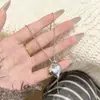 Collar con Colgante Sencillo de Corazón de Amor con Diseño Deslizante, Cadena Versátil de Acero de Titanio para Suéteres de Mujer, Diseño Exquisito de Nicho, Accesorio de Otoño e Invierno