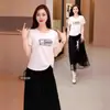 Nova Moda de Verão Redutora de Idade Gola Redonda Manga Curta Estilo Estampa de Letra Strass Quente Tamanho Grande Barra Assimétrica Camiseta