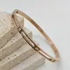 Pulseira Aberta de Aço Titânio de Alta Qualidade para Mulheres Cruzada Cravejada com Diamantes Galvanoplastia de Ouro 18K Genuíno Design de Nicho Joia de Mão Suporta Personalização