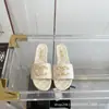 Chinelos Acolchoados com Etiqueta de Metal Estilo Tweed Novo Estilo Primavera e Verão 2024 Sapatilhas de Uma Tira Bico Redondo Chinelos de Casa para Mulheres