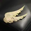 Nuevo broche de alas de ángel incrustado con diamantes de estilo europeo y americano, broche de plumas de moda, prendedor de ropa moderno, accesorios de broches al por mayor