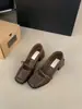 Sapatos femininos de couro macio com bico quadrado estilo coreano para o trabalho, com uma única tira de fivela, sapatos Mary Jane, sapatos pequenos de couro estilosos e elegantes para primavera e outono