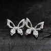 Brincos de pino de borboleta com textura de zircônio branco, design de nicho leve e luxuoso, brincos de alta qualidade da moda feminina, brincos irregulares da moda