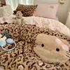 Juego de ropa de cama de cuatro piezas estilo coreano ins de lunares de terciopelo de leche, nueva funda de edredón engrosada de invierno 2026, estilo sábana de cama de vellón de coral