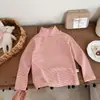 Camiseta versátil de manga larga con cuello medio elástico para niños y niñas, suave top térmico a rayas para niños para otoño
