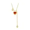 Collar colgante de corazón rojo pequeño, moderno y conmovedor, una pieza lujosa y versátil para el uso diario, con un diamante rojo en forma de corazón y diseño de borla