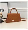 Novo Estilo Patchwork Borda Diagonal Verão 2026 Nova Bolsa de Mão Metálica Estilosa Color-Blocking Casual Quadrada Pequena de Ombro para Mulheres