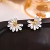Pendientes Sencillos y Frescos de Margarita Dulce, Pendientes de Flor de Zircón Estilo Bosque Pastoral, Pendientes Pequeños Versátiles de Nicho