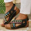 Sandálias de salto plataforma femininas versáteis pretas confortáveis de sola grossa em estilo europeu e americano patchwork, modernas e coloridas