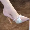 Elegantes zapatos de tacón alto de punta fina con lazo de perlas estilo francés para mujer, modelo nuevo con tacones finos y acabado de gamuza, zapatos de dama absolutamente hermosos