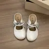 Sapatos femininos estilo Birkenstock com sola grossa para aumentar a altura, tamancos fechados para uso externo, novos chinelos slip-on de verão 2026