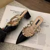 Mules de Salto Alto Estilo Francês Bico Fino Salto Bloco Inspiradas na Chanel 2026 Verão Nova Moda Mules Vazadas nas Costas com Tachas