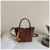 Bolso tipo cubo de alto valor para el día a día 2026 Otoño Nuevo Bolso de mano Moda Color Sólido Personalidad Elegante Simple Bolso de hombro