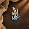 Nuevo broche de aleación para mujer, moderno y de alta gama, pin de lujo nicho para abrigos y trajes, simple y elegante, broche versátil