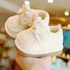 Zapatos para niños pequeños, nuevos modelos de primavera y otoño, zapatos para principiantes para bebés niñas de 1 a 2 años, de suela blanda, antideslizantes, con sonido al pisar