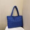 Bolso grande acolchado de algodón para mujer ins simple elegante bolso tote de hombro 2023 otoño e invierno nuevo moderno gran capacidad bolso de plumas