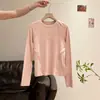 Camiseta de manga larga color blanco roto con letra bordada para mujer, nuevo diseño de otoño, corte ajustado, top de capa base con línea de hombro normal