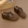 Zapatos tipo mule con plataforma gruesa para personas bajas 2026 cálidos con interior que aumenta la altura más terciopelo invierno sin cordones hebilla de cuero modernos zapatos de algodón para mujer