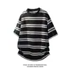 2026 Verão Novo Estilo Estilo Hong Kong Base Branca Tamanho Plus Size Listrada Gola Redonda Manga Curta Camiseta M-5X HT261181-P22