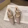 Novidade Primavera e Verão 2026 Mules Elegantes de Salto Alto com Tachas, Salto Grosso e Bico Fino para Uso Diário Casual Feminino