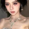 Set de Collar y Pendientes con Borla de Diamantes Completos Super Brillantes en Forma de Gota de Agua para Mujer, Cadena para Clavícula de Lujo Ligero Estilo Palacio, Accesorio para el Cuello