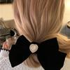 Pinza para el pelo de corazón de perla con lazo, pinza de garra de terciopelo para otoño e invierno para mujer, accesorio para el pelo de pinza superior de estilo francés vintage de alta gama, inspirado en Chanel