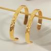 Pulsera texturizada de moda simple elegante europea y americana tipo C de acero de titanio chapado en oro pulsera abierta joyería del mismo estilo de celebridad de TikTok