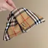 Presilha de Cabelo Grande Triangular Estilo Hepburn, Pinça Tubarão Shell de Cetim Francês para a Parte de Trás da Cabeça, Acessório de Cabelo de Luxo para Mulheres