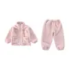 Conjunto de roupão de pelúcia listrado estilo coreano para meninas, nova coleção outono/inverno 2026, conjunto de duas peças moderno para meninas pequenas