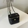 Bolso pequeño de rejilla de diamantes para mujer 2026 nuevo estilo diseño de nicho bolso tipo caja moderno bolso de cadena simple bolso de hombro único bandolera de moda