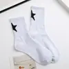 Calcetines de media caña de cinco puntas en blanco y negro, calcetines deportivos holgados de estrellas retro, calcetines de algodón transpirables de media caña casuales americanos para hombres y mujeres