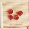 Accesorios de cinabrio de mineral crudo natural arena roja de alto contenido trébol de cuatro hojas Xiangyun carácter pequeño fu accesorios de cinabrio DIY joyería
