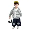 Conjunto Listrado Masculino Primavera e Outono 2026 Novo Estilo Coreano Conjunto de Duas Peças Estiloso e Moderno para Crianças Roupas de Bebê para Meninos