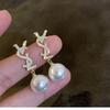 Pendientes de clip de perla con letras, sin orejas, ligeros, de lujo, de alta calidad, populares y elegantes, estilo Chanel, pendientes de celebridades en línea para mujeres.