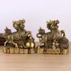 Adornos de Qilin de Latón que Traen Riqueza: Un par de adornos Qilin de latón ennegrecido con lingotes de dinero, regalo de decoración para el hogar