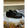 Sapatos Versáteis para o Início da Primavera de 2026 para Mulheres, Mocassins Brogue Estilo Britânico com Fivela Dupla e Padrões Esculpidos, Sapatos Planos de Couro