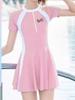 Traje de baño rosa de una pieza para niñas con copas, traje de baño conservador y lindo estilo falda para niños mayores, venta al por mayor desde el fabricante